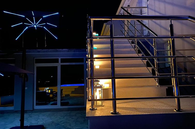 Vakantiehuis Modernes Ferienhaus mit eigenem Pool und Meerbl
