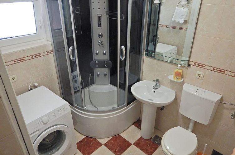 Appartement in Povlja mit gemeinschaftlichem Parkplatz