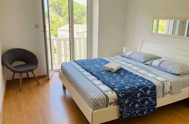 Appartement in Povlja mit gemeinschaftlichem Parkplatz