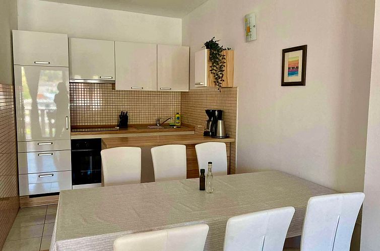 Appartement in Povlja mit gemeinschaftlichem Parkplatz