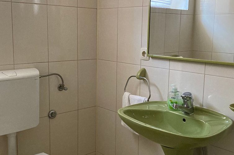 Appartement in Povlja mit gemeinschaftlichem Parkplatz