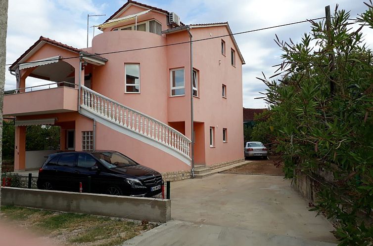 Guest house 1039113 - Apartment Dalmatia - Appartement mit Balkon in guter Lage