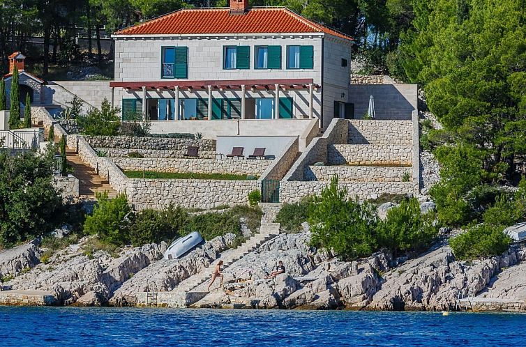 Vakantiehuis Ferienvilla "Osibova" mit Blick auf das Wasser