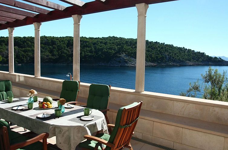 Vakantiehuis Ferienvilla "Osibova" mit Blick auf das Wasser