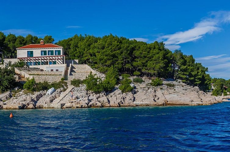 Vakantiehuis Ferienvilla "Osibova" mit Blick auf das Wasser