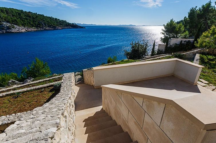 Vakantiehuis Ferienvilla "Osibova" mit Blick auf das Wasser