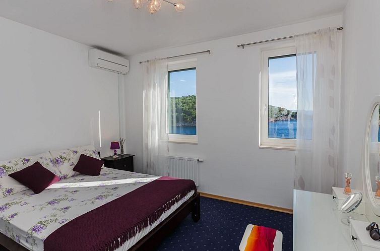 Vakantiehuis Ferienvilla "Osibova" mit Blick auf das Wasser