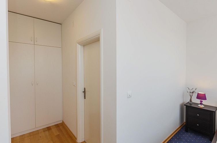 Vakantiehuis Ferienvilla "Osibova" mit Blick auf das Wasser