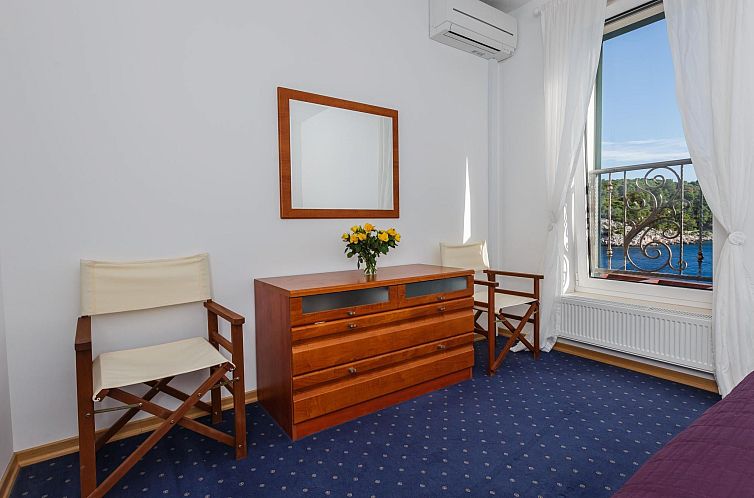 Vakantiehuis Ferienvilla "Osibova" mit Blick auf das Wasser