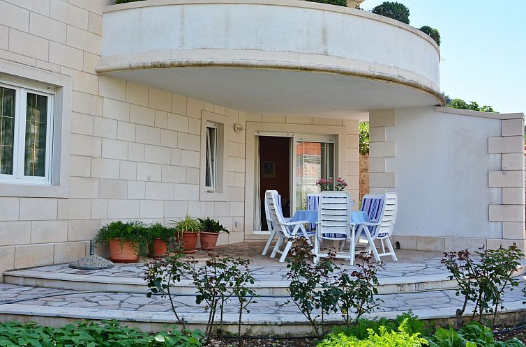 Guest house 1039602 - Apartment Dalmatia - Appartement "Mladinic A1" mit Terrasse