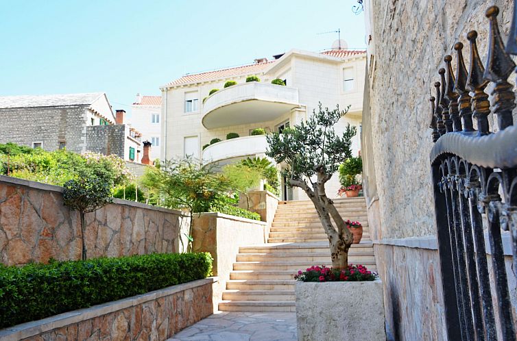Appartement "Mladinic A1" mit Terrasse