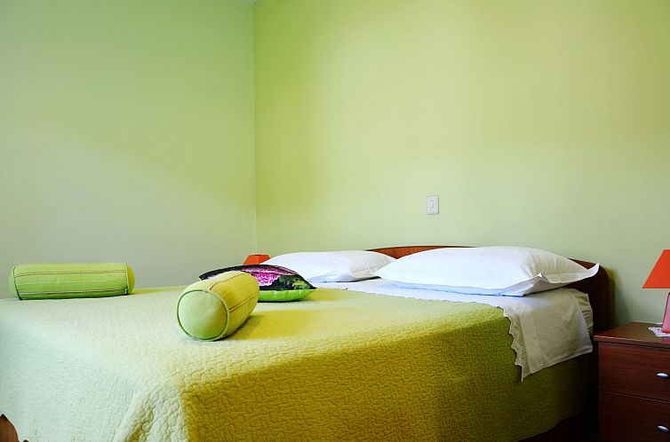 Appartement "Mladinic A1" mit Terrasse