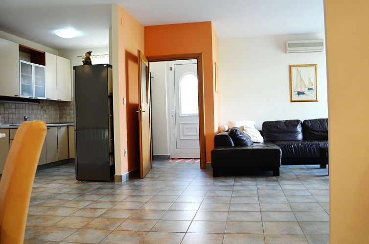 Appartement "Mladinic A1" mit Terrasse