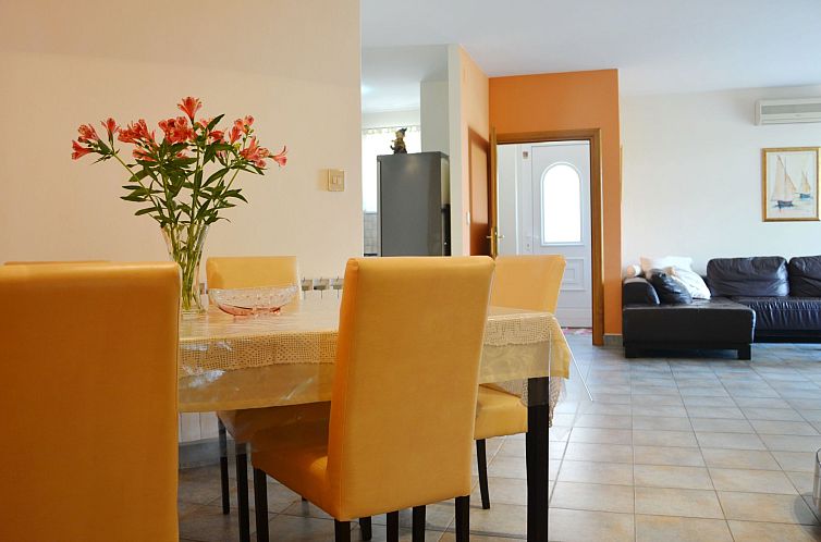 Appartement "Mladinic A1" mit Terrasse