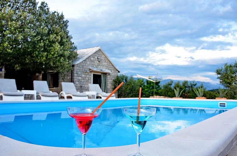 Vakantiehuis mit Terrasse und Pool in herrlicher Naturlandsc