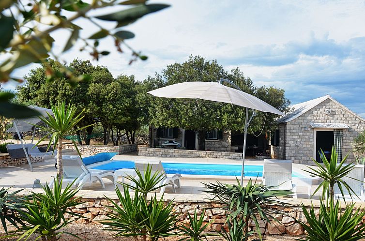 Vakantiehuis mit Terrasse und Pool in herrlicher Naturlandsc