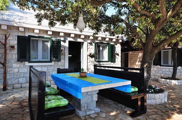 Vakantiehuis mit Terrasse und Pool in herrlicher Naturlandsc