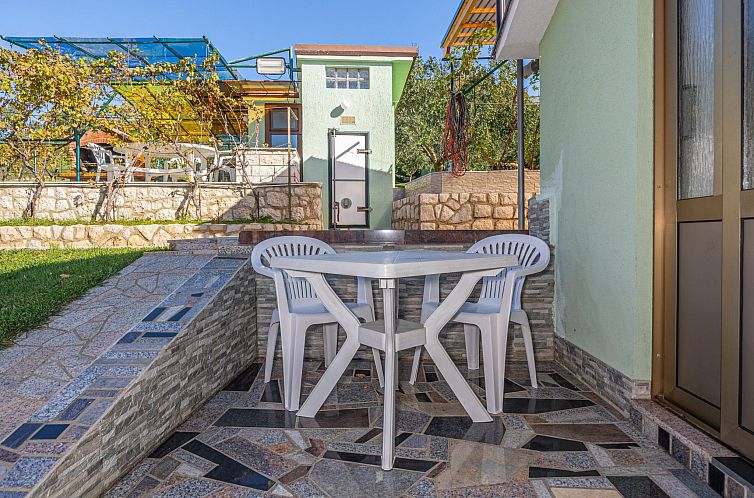Appartement in Crikvenica mit Großem Garten