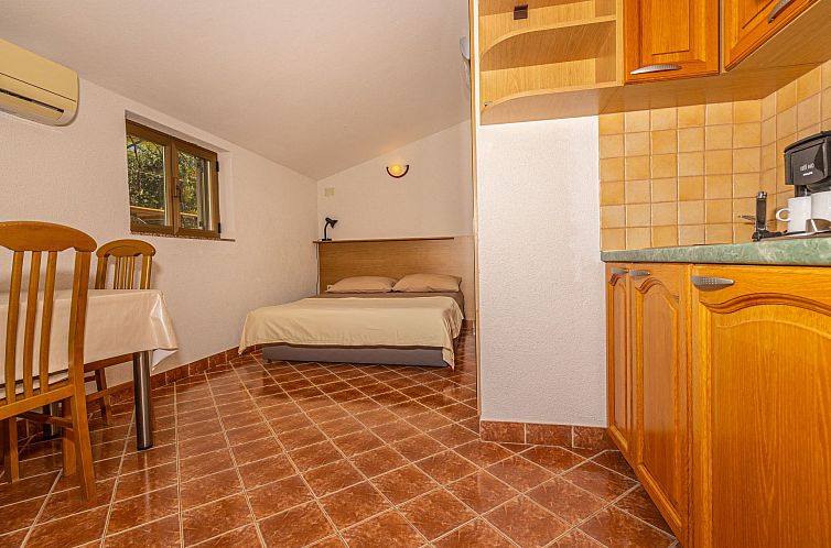 Appartement in Crikvenica mit Großem Garten