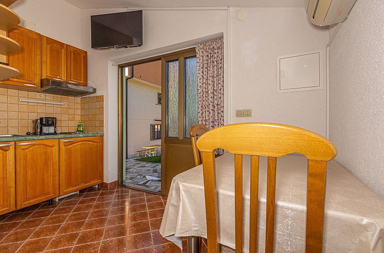 Appartement in Crikvenica mit Großem Garten