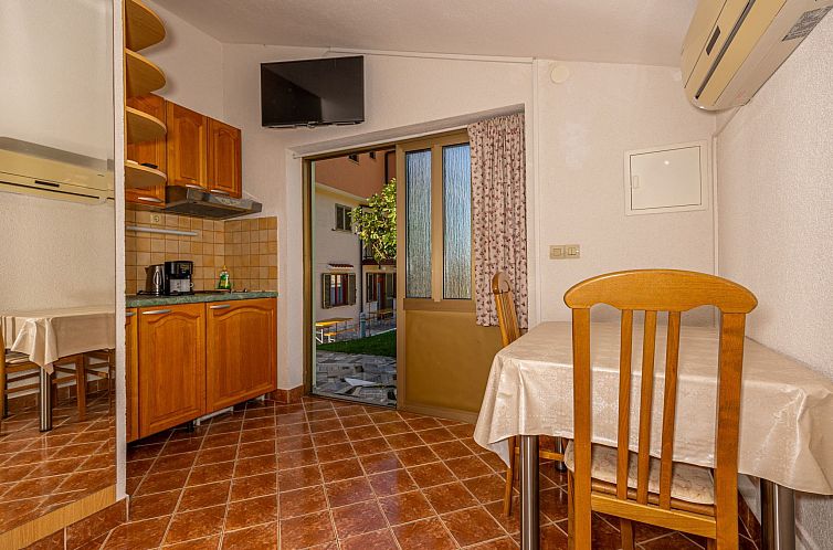 Appartement in Crikvenica mit Großem Garten