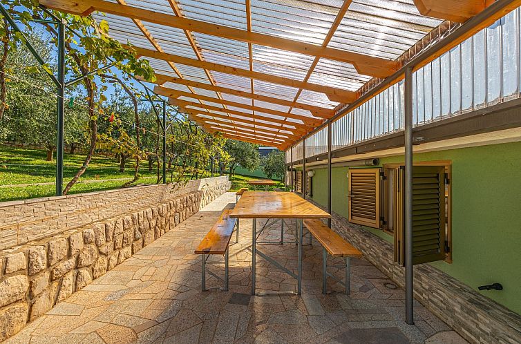 Appartement in Crikvenica mit Großem Garten