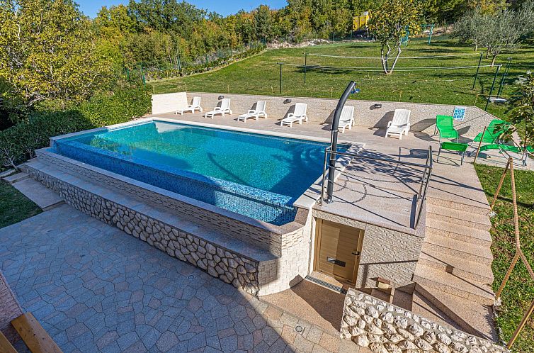Appartement in Crikvenica mit Großem Garten