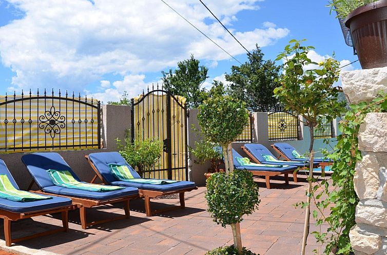Vakantiehuis Großes Ferienhaus mit eigenem Pool und Terrass