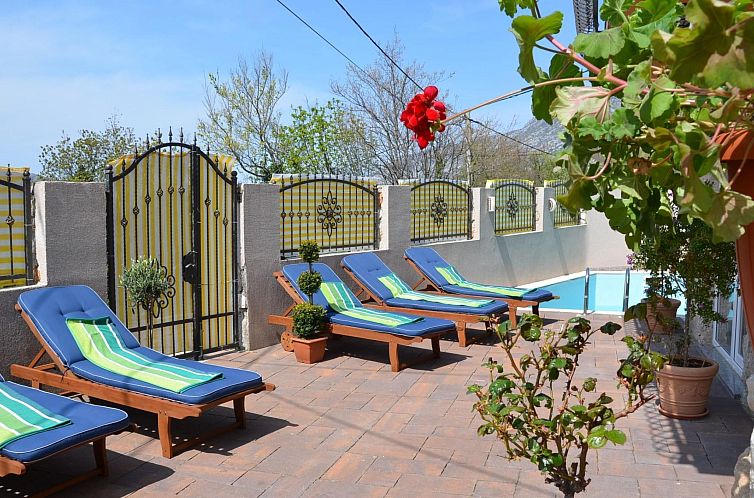 Vakantiehuis Großes Ferienhaus mit eigenem Pool und Terrass