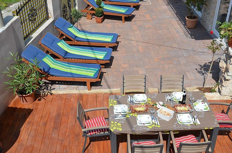 Vakantiehuis Großes Ferienhaus mit eigenem Pool und Terrass