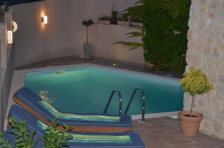 Vakantiehuis Großes Ferienhaus mit eigenem Pool und Terrass