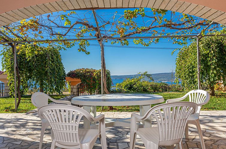 Appartement in Crikvenica mit Großem Garten