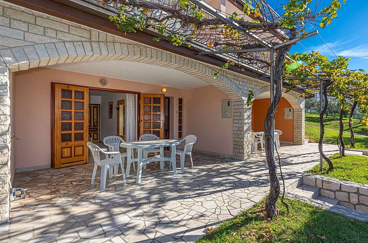 Appartement in Crikvenica mit Großem Garten