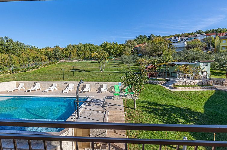 Appartement in Crikvenica mit Großem Garten