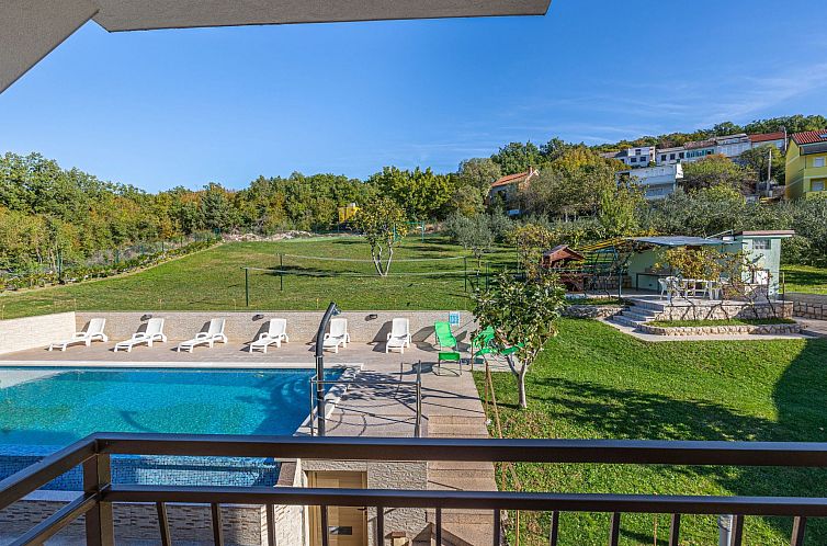Appartement in Crikvenica mit Großem Garten