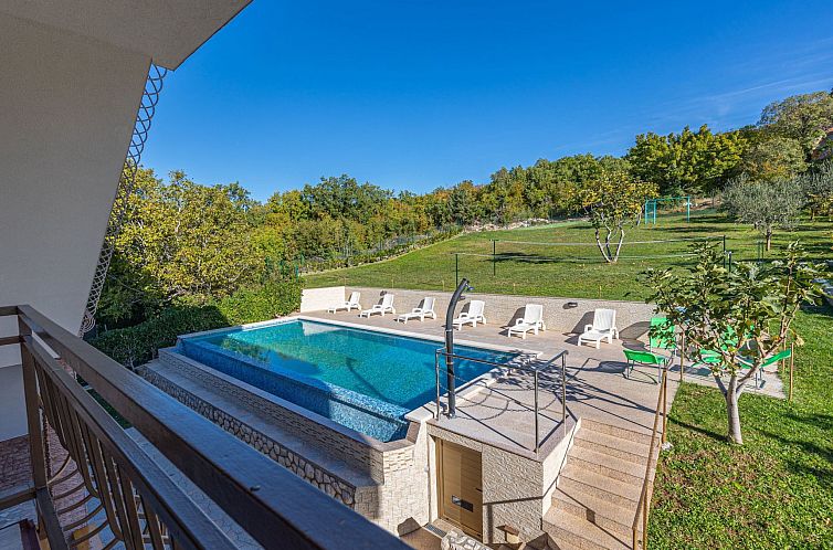 Appartement in Crikvenica mit Großem Garten