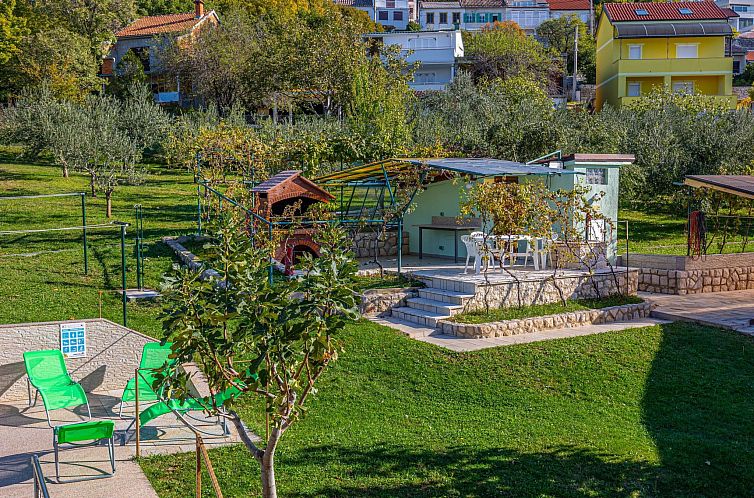 Appartement in Crikvenica mit Großem Garten