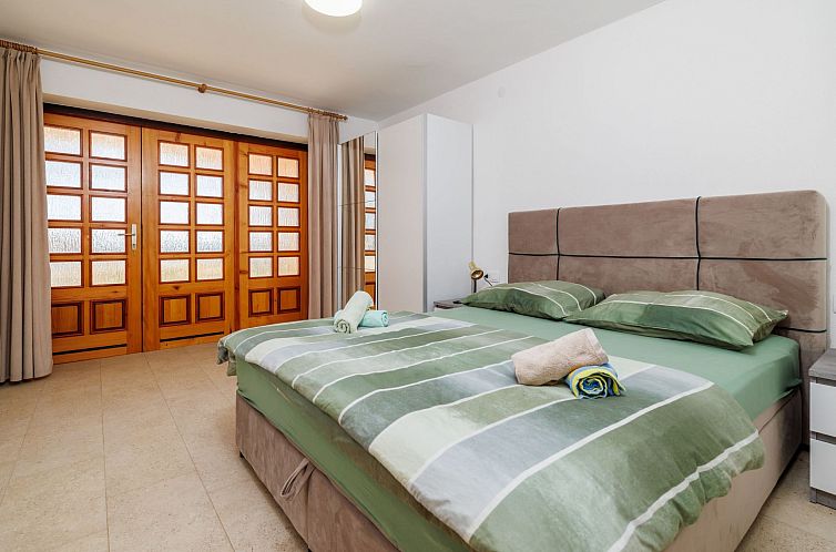 Appartement in Crikvenica mit Großem Garten