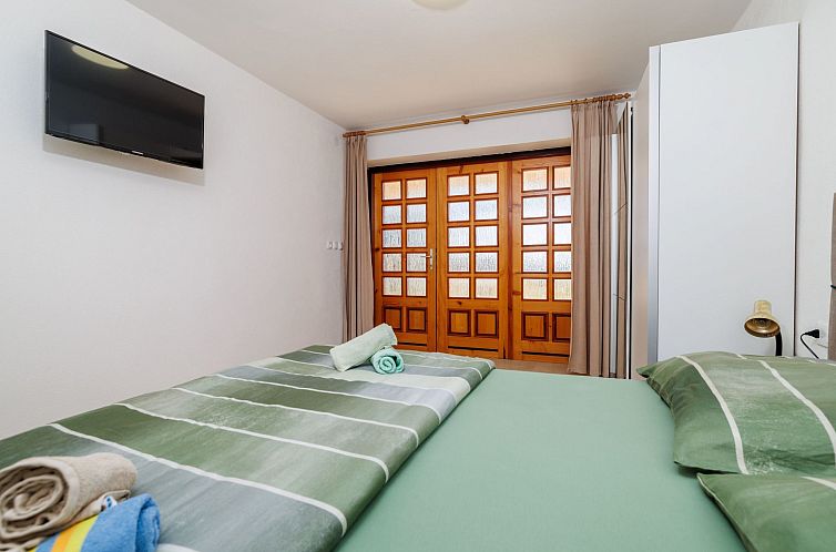 Appartement in Crikvenica mit Großem Garten