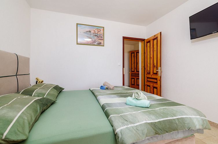 Appartement in Crikvenica mit Großem Garten