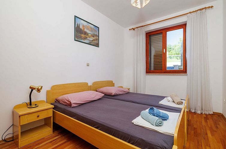 Appartement in Crikvenica mit Großem Garten