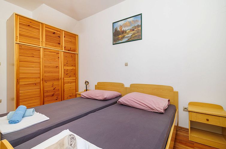 Appartement in Crikvenica mit Großem Garten