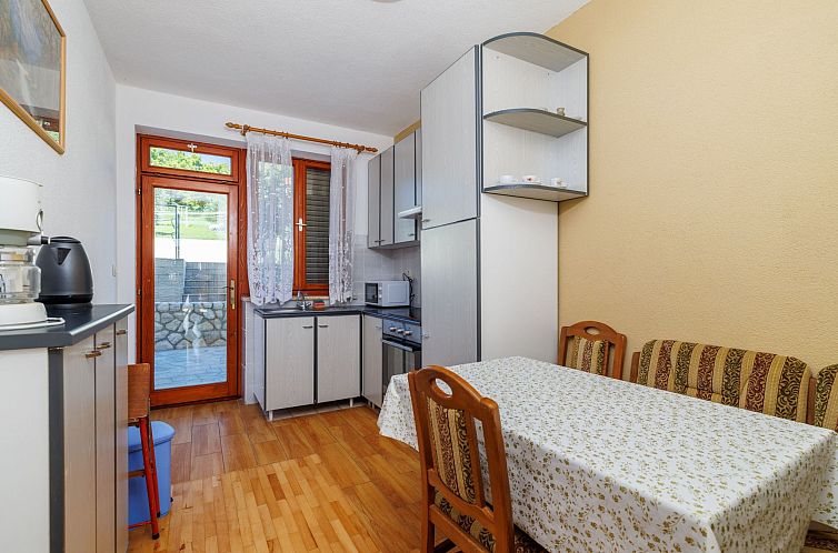 Appartement in Crikvenica mit Großem Garten