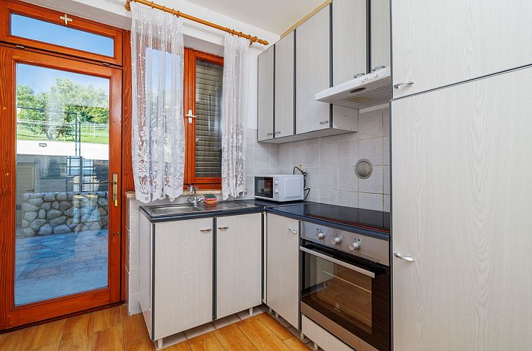 Appartement in Crikvenica mit Großem Garten
