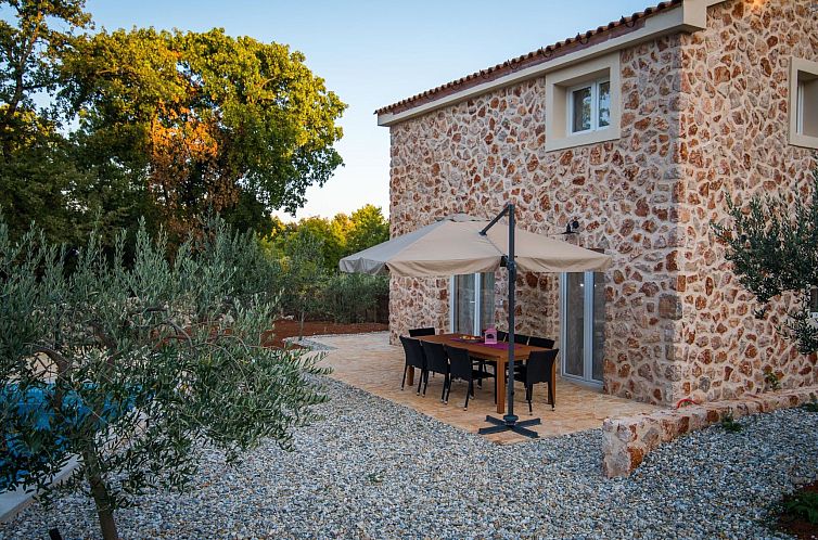 Vakantiehuis Vila Petite - Steinvilla mit Pool