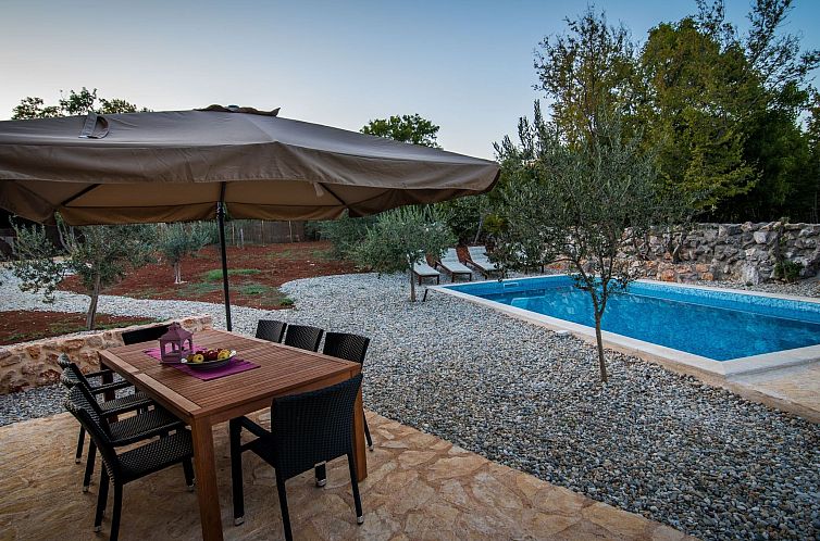 Vakantiehuis Vila Petite - Steinvilla mit Pool