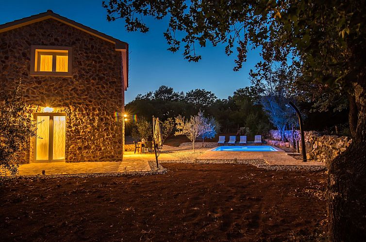 Vakantiehuis Vila Petite - Steinvilla mit Pool