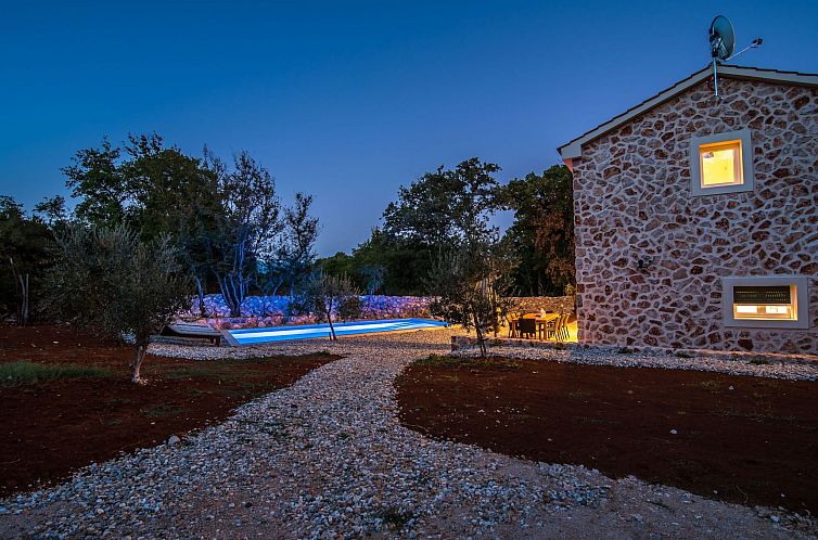 Vakantiehuis Vila Petite - Steinvilla mit Pool