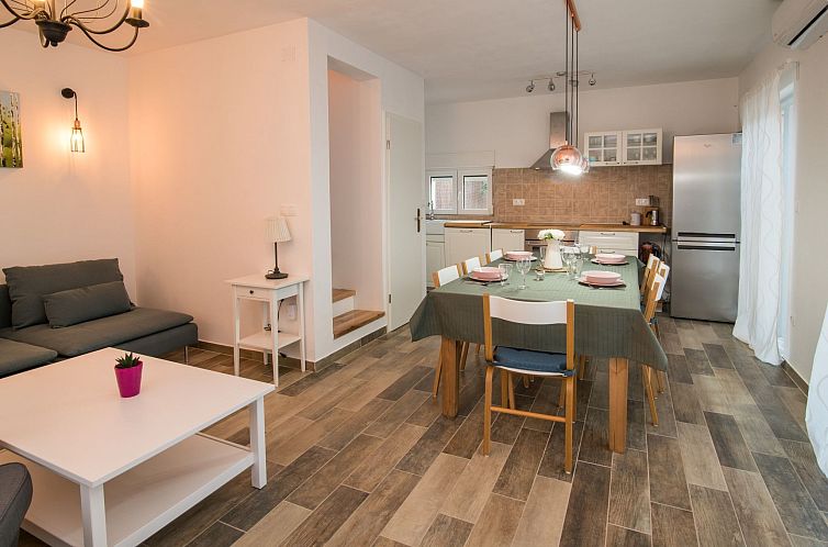 Vakantiehuis Vila Petite - Steinvilla mit Pool