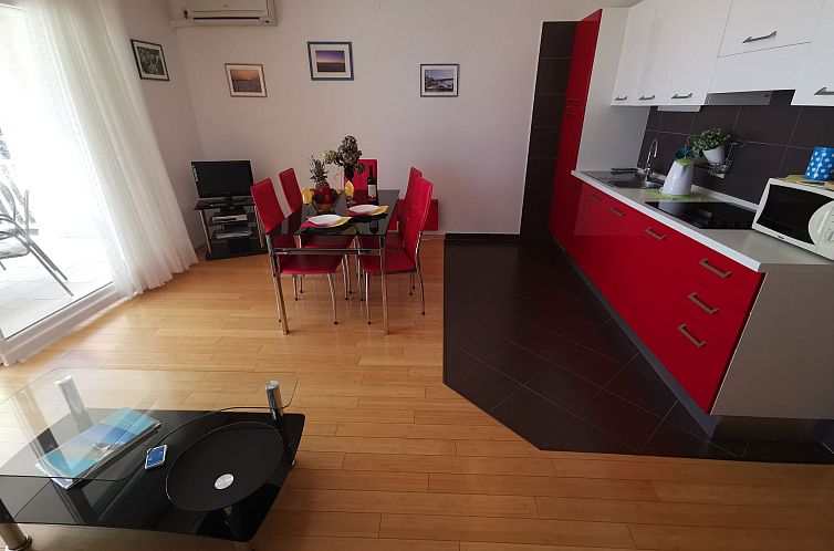 Appartement in Selce mit Balkon